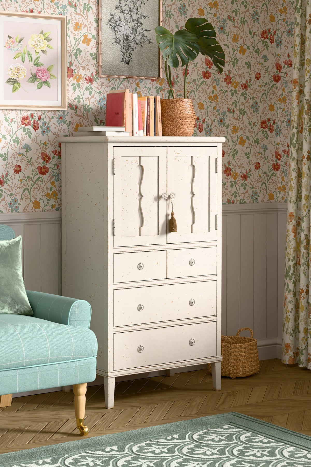 Antique White Annaside 2 Door 4 Drawer Chest